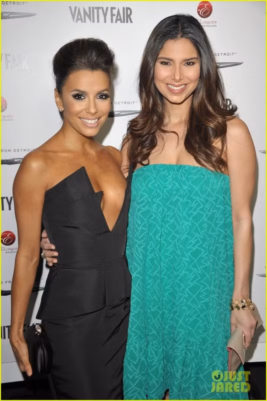 Eva Longoria chụp ảnh cùng ca sĩ, diễn viên Roselyn Sanchez (phải) Eva Longoria chụp ảnh cùng ca sĩ, diễn viên Roselyn Sanchez (phải)
