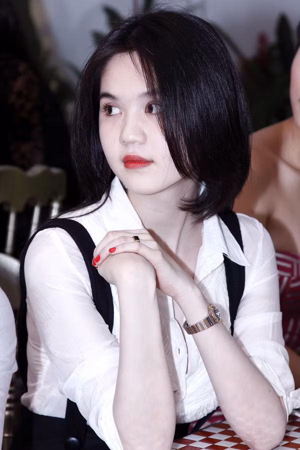 Ngọc Trinh diện chiếc áo sơ mi trắng với váy quây, mang vẻ đẹp tinh khôi như một nữ sinh trung học. Gương mặt "nữ hoàng nội y" rạng ngời, trong sáng dù mới trải qua scandal ảnh nude cách đây chưa lâu. (Theo Ngôi Sao) Xem thêm: Ngọc Trinh Ngọc Trinh diện chiếc áo sơ mi trắng với váy quây, mang vẻ đẹp tinh khôi như một nữ sinh trung học. Gương mặt "nữ hoàng nội y" rạng ngời, trong sáng dù mới trải qua scandal ảnh nude cách đây chưa lâu. (Theo Ngôi Sao) Xem thêm: Ngọc Trinh