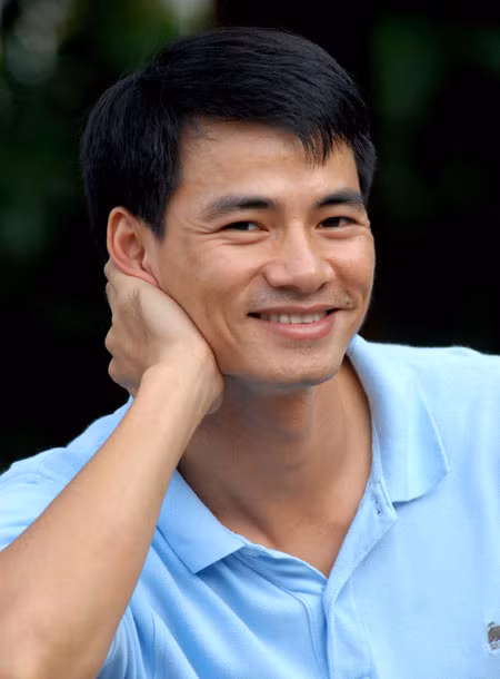 Theo đạo diễn Đỗ Thanh Hải, Xuân Bắc (ảnh trên) đã chủ động "làm nền" để tôn bạn diễn Đinh Tiến Dũng (ảnh dưới) trong Hỏi xoáy đáp xoay.
