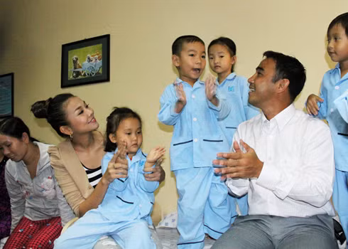 Thanh Hằng và Quyền Linh chơi cùng em nhỏ.