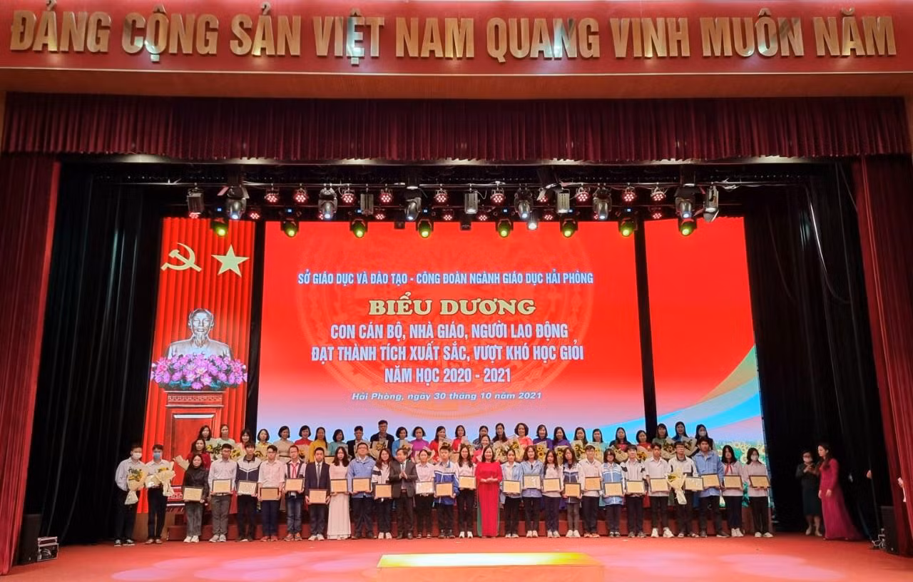 Sở Giáo dục và Đào tạo – Công đoàn ngành Giáo dục thành phố Hải Phòng biểu dương 348 học sinh đạt thành tích xuất sắc (Ảnh: Phương Linh)