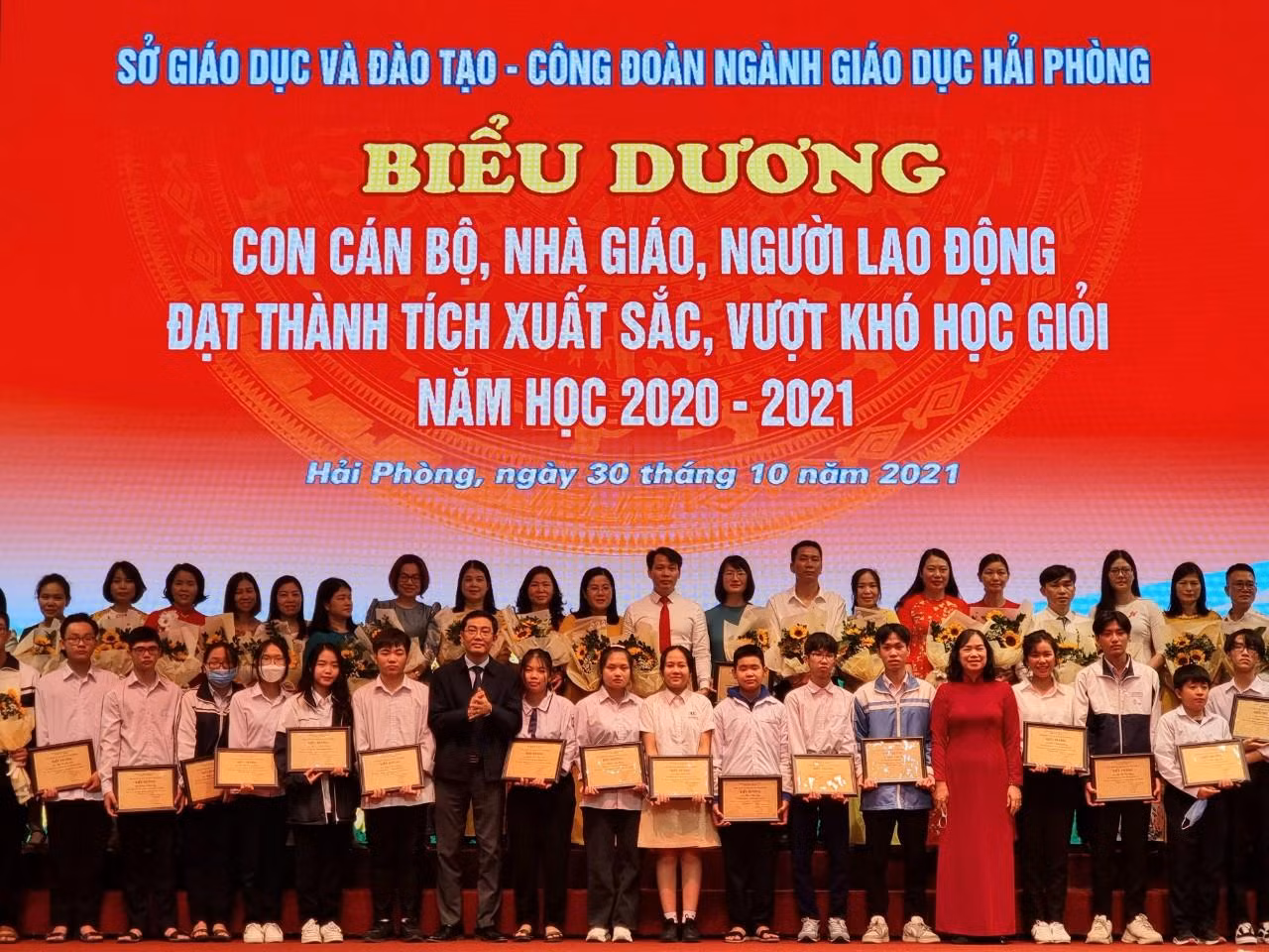 Các em học sinh đều đạt giải cao trong các kỳ thi học sinh giỏi văn hóa, thể thao và các cuộc thi quốc tế trong năm học 2020 - 2021 (Ảnh: Phương Linh)