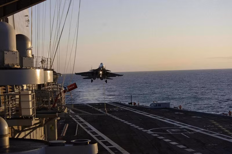 Tiêm kích MiG-29KUB hạ cánh trên tàu sân bay INS Vikramaditya. Tiêm kích MiG-29KUB hạ cánh trên tàu sân bay INS Vikramaditya.