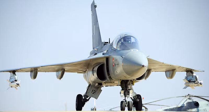 HAL Tejas là một loại máy bay tiêm kích phản lực đa năng hạng nhẹ được phát triên bởi Ấn Độ. Nó không có cánh đuôi ngang, thay vào đó là thiết kế cánh tam giác, máy bay được trang bị 1 động cơ phản lực. HAL Tejas là một loại máy bay tiêm kích phản lực đa năng hạng nhẹ được phát triên bởi Ấn Độ. Nó không có cánh đuôi ngang, thay vào đó là thiết kế cánh tam giác, máy bay được trang bị 1 động cơ phản lực.