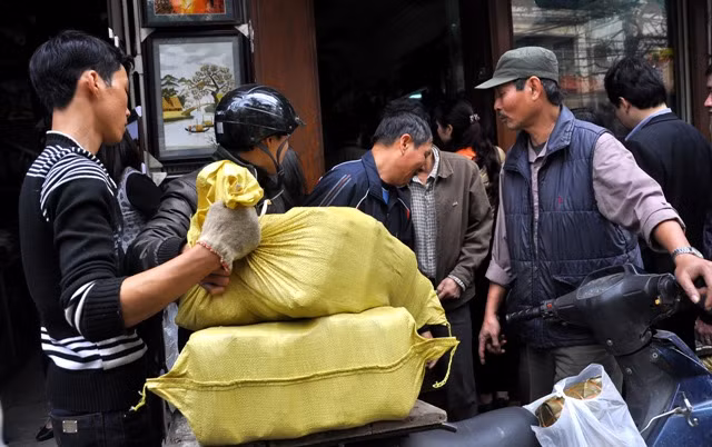 Bánh được chuyển từ các xưởng nấu về cửa hàng trên Hàng Bông. Đây cũng là cơ sở duy nhất của nhà hàng này.