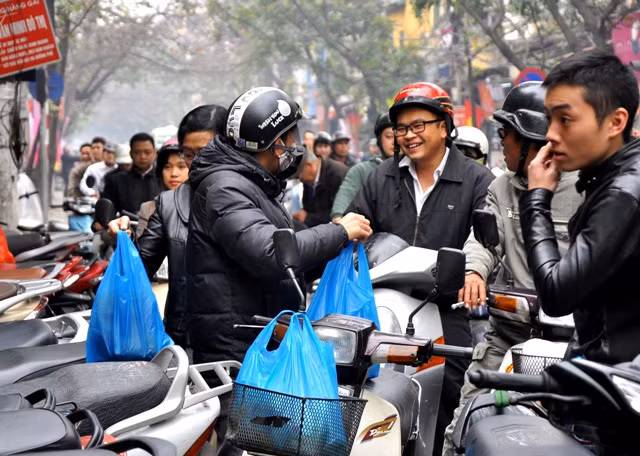 Đồng tình với nhận xét bánh chưng ở đây rất ngon, anh Nguyễn Văn Thắng (Tôn Đức Thắng, Đống Đa) cho biết: “Tôi mua bánh ở đây vì tin rằng nó đảm bảo được an toàn vệ sinh thực phẩm. Đặc biệt trong những ngày Tết thực phẩm phải tuyệt đối an toàn”.