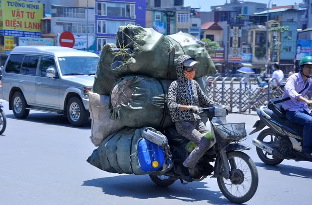 Nỗi vất vả được nhân lên gấp bội lần đối với những người thường xuyên phải lưu thông trên đường.