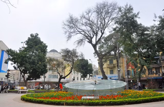 Những công trình cũ cũng được trang trí thêm trở nên đẹp đẽ hơn. Những công trình cũ cũng được trang trí thêm trở nên đẹp đẽ hơn.