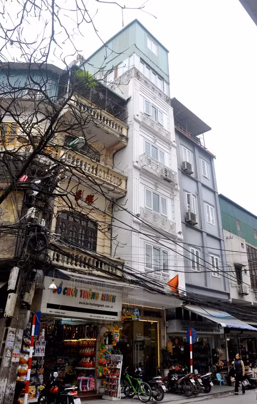 Những ngôi nhà đang phá vỡ kiến trúc phố cổ trên phố Hàng Quạt.