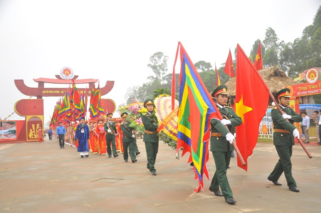 Đúng 7h ngày 10/3 năm Giáp Ngọ, đoàn đại biểu lãnh đạo Ðảng, Nhà nước, các cơ quan Trung ương, địa phương, nhân dân trong nước và kiều bào ở nước ngoài về dự Giỗ tổ bắt đầu tiến lên Đền Thượng.