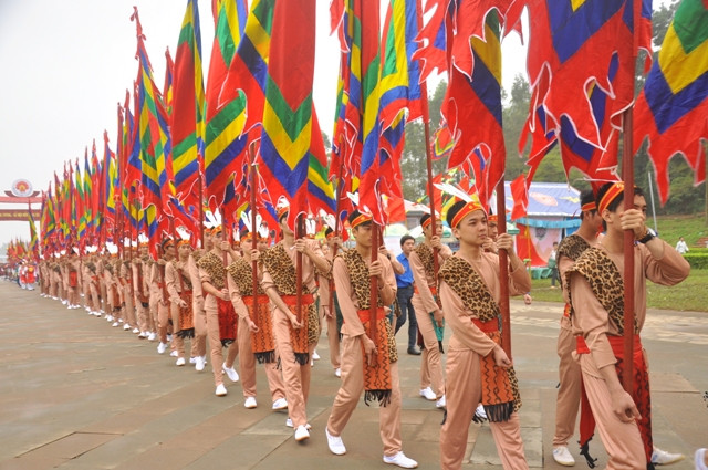 100 nam thanh niên - tượng trưng cho 100 người con của truyền thuyết Mẹ Âu Cơ- trong trang phục cổ.