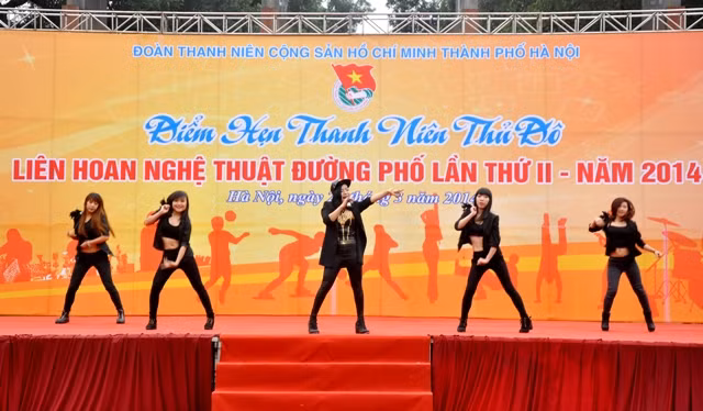Những tiết mục ca nhạc khơi dậy sức nóng của giới trẻ trong ngày mưa.