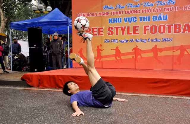 Môn nghệ thuật đường phố Free style football đang ngày càng thu hút các bạn trẻ. Sự khéo léo, kỹ thuật thể hiện trong cách làm chủ quả bóng của người chơi bóng.