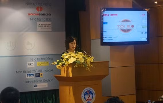 Bà Lê Thị Hương Lan: Hội thảo này sẽ giúp các em có định hướng về nghề nghiệp và sự chuẩn bị tốt hơn cho tương lai. Bà Lê Thị Hương Lan: Hội thảo này sẽ giúp các em có định hướng về nghề nghiệp và sự chuẩn bị tốt hơn cho tương lai.