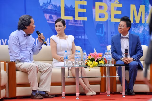 Cựu đại sứ du lịch Việt Nam Lý Nhã Kỳ giao lưu cùng khán giả trong buổi chiều ngày 6/4 tại Hội chợ Du lịch Quốc tế 2014. Cựu đại sứ du lịch Việt Nam Lý Nhã Kỳ giao lưu cùng khán giả trong buổi chiều ngày 6/4 tại Hội chợ Du lịch Quốc tế 2014.