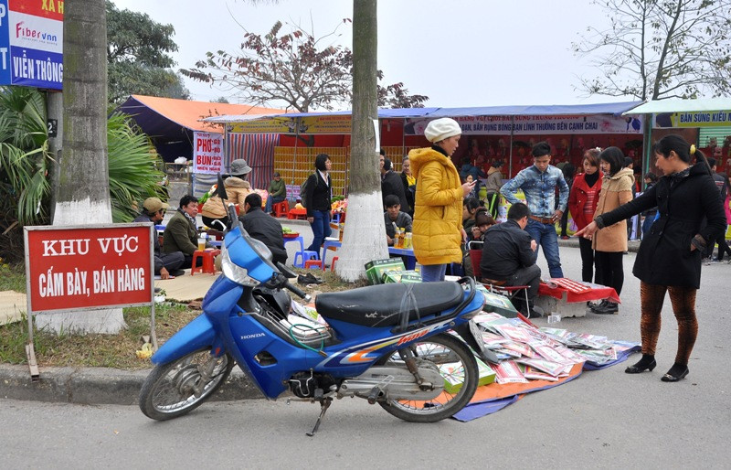 Trên đường Tiên Du, hàng quán bày la liệt tại 2 bên đường vào. Trên đường Tiên Du, hàng quán bày la liệt tại 2 bên đường vào.