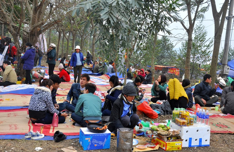 Phía rìa sân Hội Lim hàng loạt các manh chiếu và hàng quán đã được bày bán. Phía rìa sân Hội Lim hàng loạt các manh chiếu và hàng quán đã được bày bán.