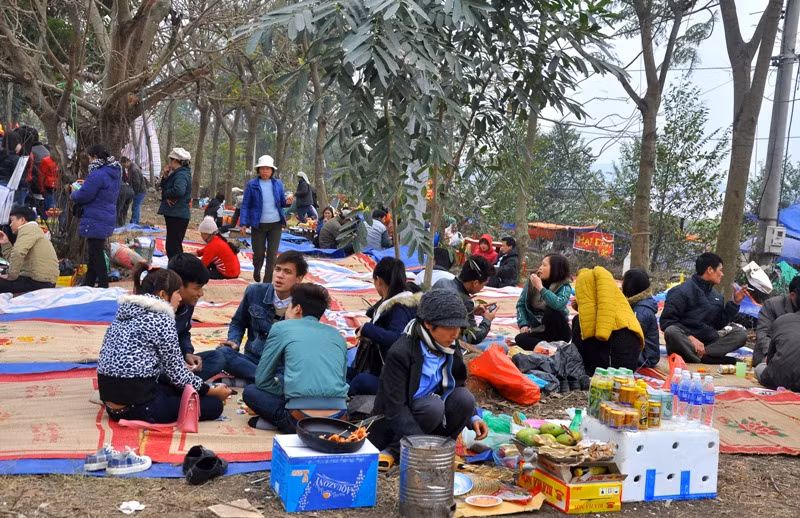 Phía rìa sân Hội Lim hàng loạt các manh chiếu và hàng quán đã được bày bán.