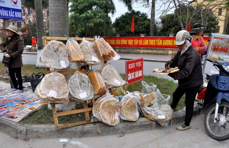 Dù đã có biển cấm bán hàng nhưng một số người vì lợi nhuận vẫn ngang nhiên bán hàng tại khu vực này. Dù đã có biển cấm bán hàng nhưng một số người vì lợi nhuận vẫn ngang nhiên bán hàng tại khu vực này.
