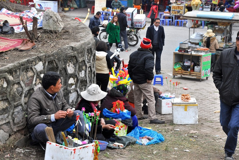 Một số người bán hàng rong dạt về phía chân cổng Hội Lim. Một số người bán hàng rong dạt về phía chân cổng Hội Lim.