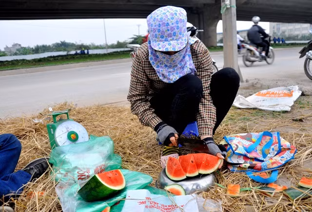 Cũng theo chị Hiền, 10.000 đồng/ kg dưa hấu là không cao và người mua có thể chọn lựa tùy ý.