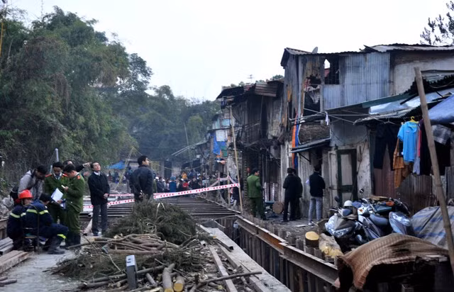 Trong quá trình khám xét, điều tra hiện trường vụ hỏa hoạn, công an phường Liễu Giai đã phát hiện ra thi thể nạn nhân Trần Thị Huế bị tử vong.