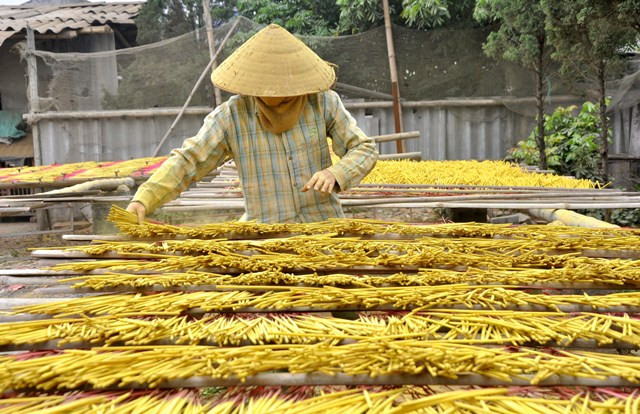 Hương cao thôn từ xưa đến nay vẫn gồm những nguyên liệu như: thuốc bắc như quế chi, hoàng đàn, hồi... vẫn là nguyên liệu để làm ra sản phẩm hương truyền thống này.