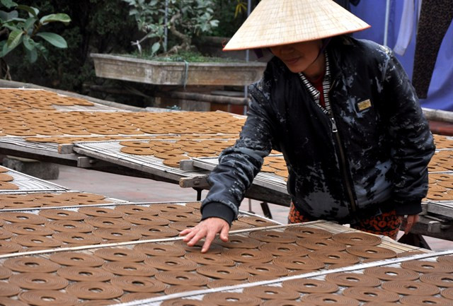 Khách mua hương Cao Thôn không chỉ ở trong tỉnh, ngoài tỉnh mà sản phẩm truyền thống này còn được xuất ra nước ngoài.
