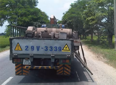 Hàng cồng kềnh phải mở một bên thùng. Ảnh: Bùi Vĩnh Bảo Hàng cồng kềnh phải mở một bên thùng. Ảnh: Bùi Vĩnh Bảo