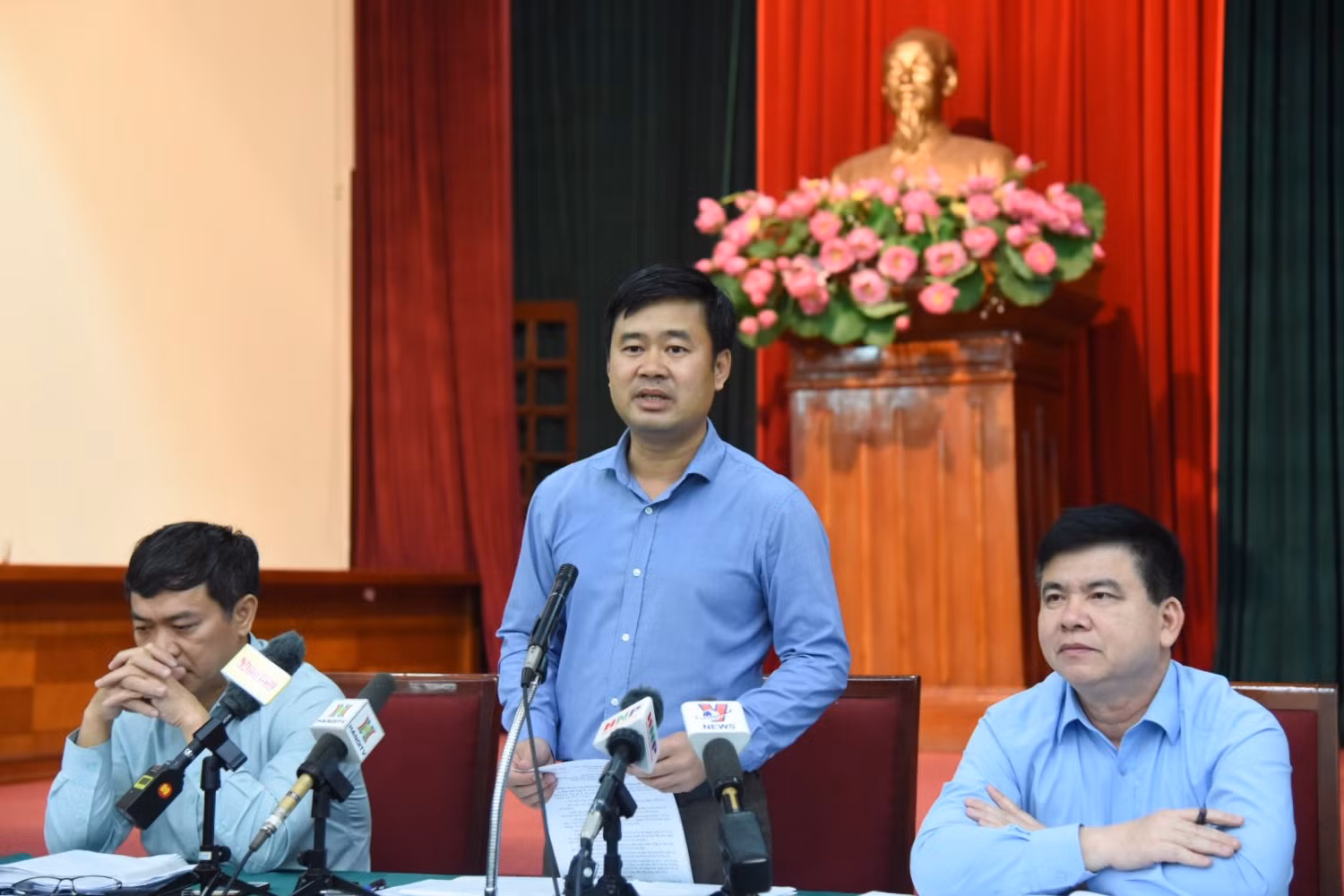 Lãnh đạo huyện Sóc Sơn phát biểu tại cuộc họp. Ảnh: T.A