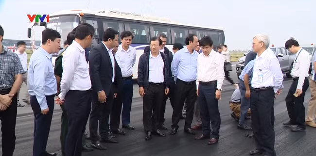 Phó Thủ tướng Trịnh Đình Dũng kiểm tra hoạt động của Cảng Hàng không Quốc tế Nội Bài. Ảnh: VTV