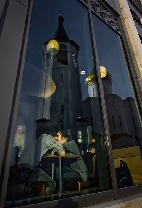 Những nụ hôn lãng mạn trên phố phường Moscow ảnh 2