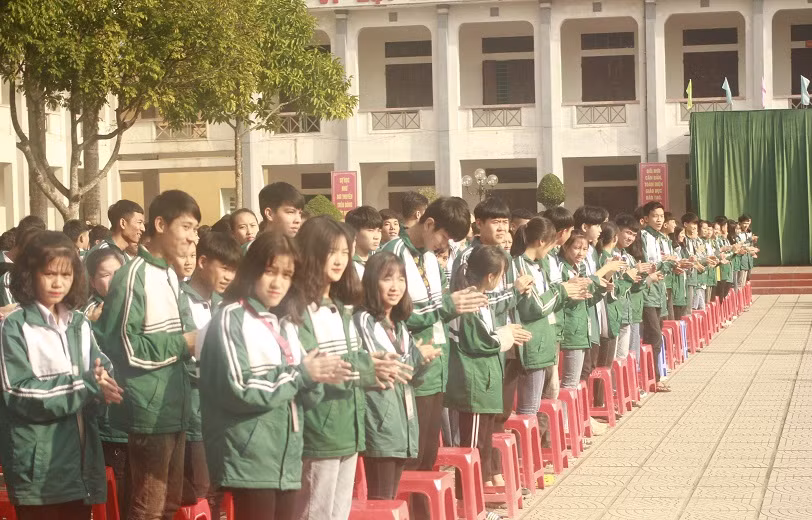 Học sinh Trường Trung học phổ thông Cẩm Khê đón chào buổi Hội thảo với tinh thần háo hức và khát khao khám phá, tìm hiểu (ảnh Trinh Phúc).