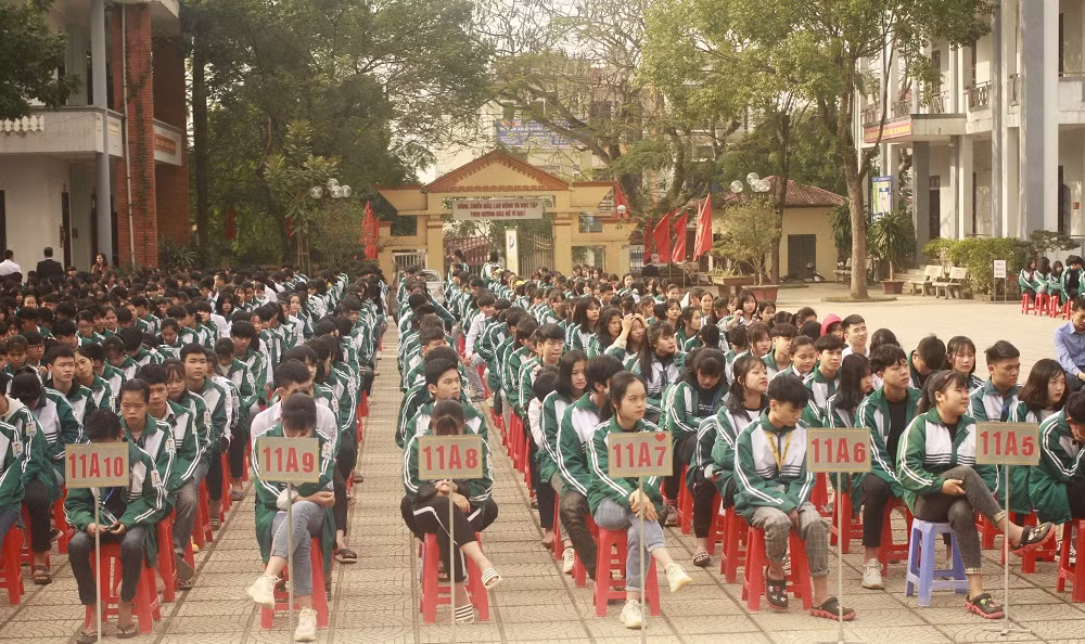Học sinh Trường Trung học phổ thông Cẩm Khê rất chăm chú theo dõi những thông tin trao đổi của tiến sĩ Trần Công Trục (ảnh Trinh Phúc).