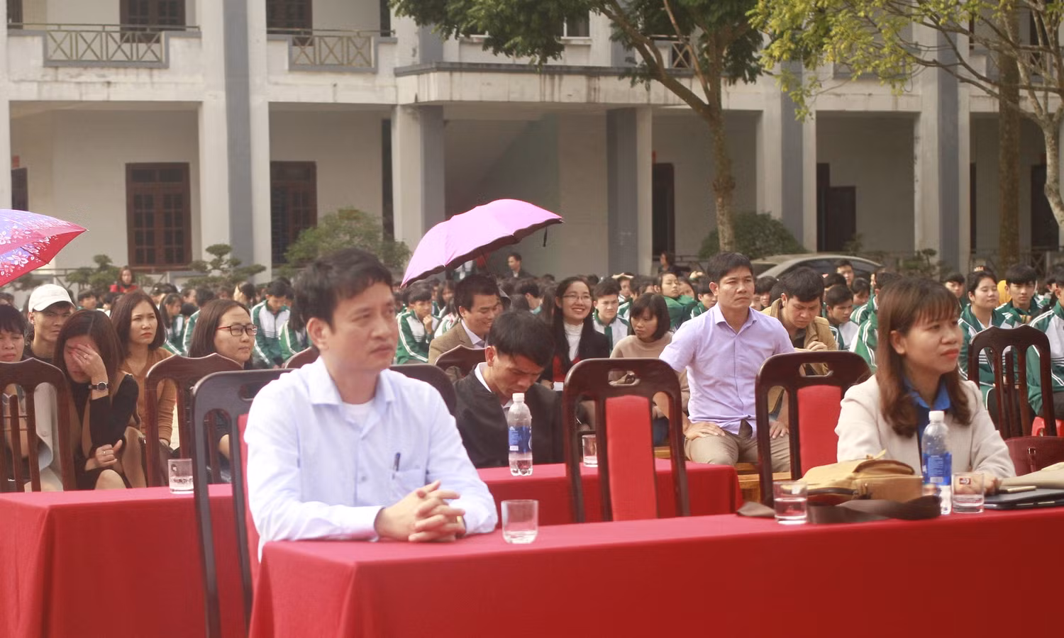 Không chỉ học sinh, những thông tin từ tiến sĩ Trần Công Trục cũng mang đến cho các thầy cô giáo nhiều kiến thức (ảnh Trinh Phúc).
