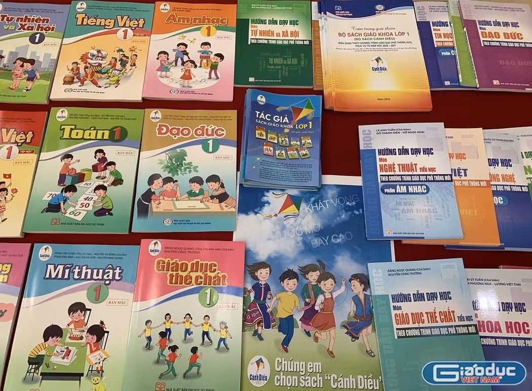 Hiện chưa biết khi nào các nhà trường mới có sách giáo khoa để nghiên cứu (ảnh Thùy Linh). Hiện chưa biết khi nào các nhà trường mới có sách giáo khoa để nghiên cứu (ảnh Thùy Linh).