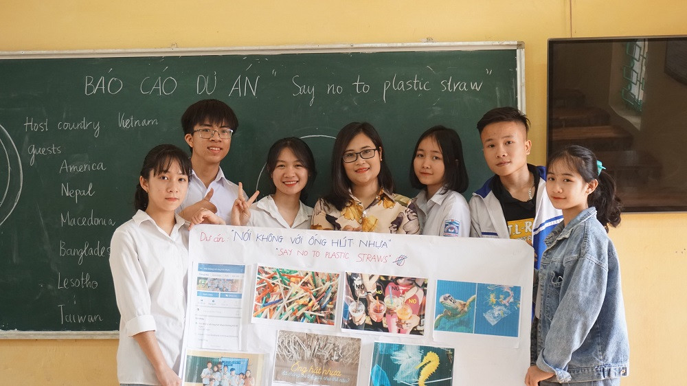 Cô giáo Hà Ánh Phương ở giữa cùng học sinh của mình (ảnh: Trung tâm truyền thông Bộ Giáo dục và Đào tạo). Cô giáo Hà Ánh Phương ở giữa cùng học sinh của mình (ảnh: Trung tâm truyền thông Bộ Giáo dục và Đào tạo).