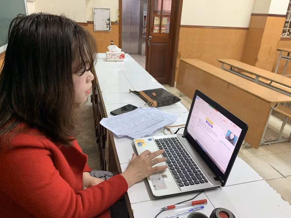 Để đầu tư một tiết dạy học online thầy cô phải dành nhiều thời gian, trí tuệ và tâm huyết (ảnh Thùy Linh).