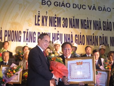 Phó Thủ tướng Nguyễn Thiện Nhân tặng hoa cho các nhà giáo được phong tặng danh hiệu Nhà giáo Nhân dân năm 2012. Phó Thủ tướng Nguyễn Thiện Nhân tặng hoa cho các nhà giáo được phong tặng danh hiệu Nhà giáo Nhân dân năm 2012.