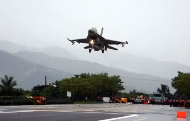 Máy bay chiến đấu F-16A Quân đội Đài Loan chuẩn bị hạ cánh trên đường ô tô (nguồn mạng sina Trung Quốc) Máy bay chiến đấu F-16A Quân đội Đài Loan chuẩn bị hạ cánh trên đường ô tô (nguồn mạng sina Trung Quốc)