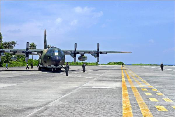 Máy bay vận tải C-130 của Đài Loan hoạt động phi pháp trên đảo Ba Bình, quần đảo Trường Sa của Việt Nam (ảnh tư liệu) Máy bay vận tải C-130 của Đài Loan hoạt động phi pháp trên đảo Ba Bình, quần đảo Trường Sa của Việt Nam (ảnh tư liệu)