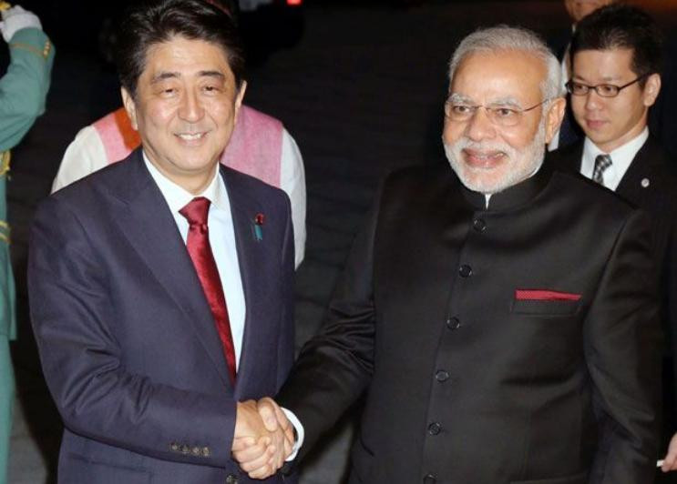Thủ tướng Nhật Bản Shinzo Abe (trái) vừa có cuộc hội đàm với Thủ tướng Ấn Độ Narendra Modi với tư cách chủ nhà Thủ tướng Nhật Bản Shinzo Abe (trái) vừa có cuộc hội đàm với Thủ tướng Ấn Độ Narendra Modi với tư cách chủ nhà