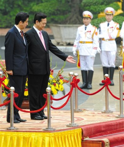 Ông Shinzo Abe trong chuyến thăm Việt Nam ngày 16 tháng 1 năm 2013 Ông Shinzo Abe trong chuyến thăm Việt Nam ngày 16 tháng 1 năm 2013