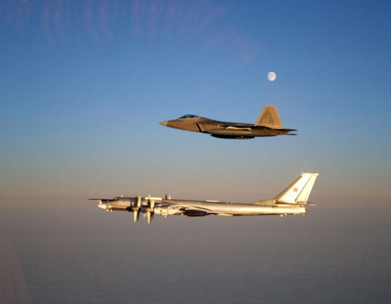 Máy bay chiến đấu F-22 Mỹ đánh chặn máy bay ném bom chiến lược Tu-95 Nga (ảnh tư liệu) Máy bay chiến đấu F-22 Mỹ đánh chặn máy bay ném bom chiến lược Tu-95 Nga (ảnh tư liệu)