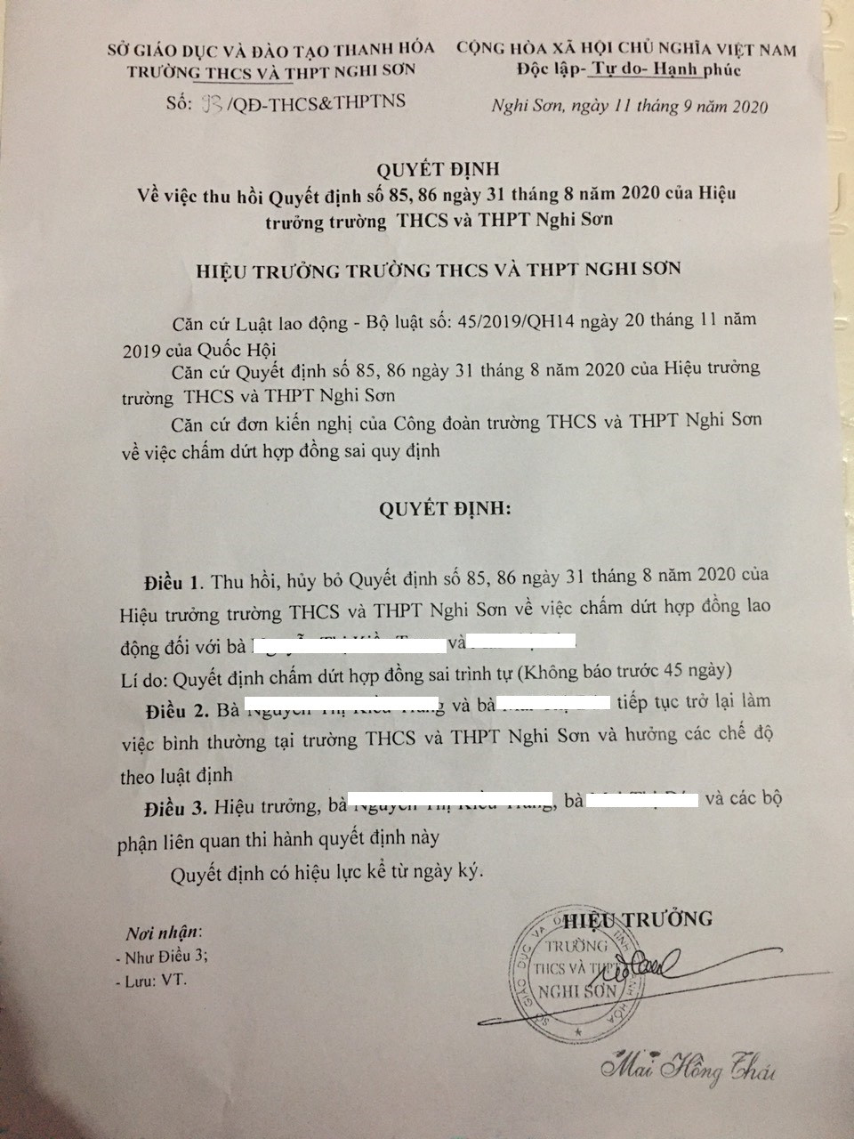 Quyết định thu hồi quyết định chấm dứt hợp đồng trái luật của Hiệu trưởng trường Trung học cơ sở và Trung học phổ thông Nghi Sơn (Thị xã Nghi Sơn, Thanh Hóa). Ảnh: LC Quyết định thu hồi quyết định chấm dứt hợp đồng trái luật của Hiệu trưởng trường Trung học cơ sở và Trung học phổ thông Nghi Sơn (Thị xã Nghi Sơn, Thanh Hóa). Ảnh: LC