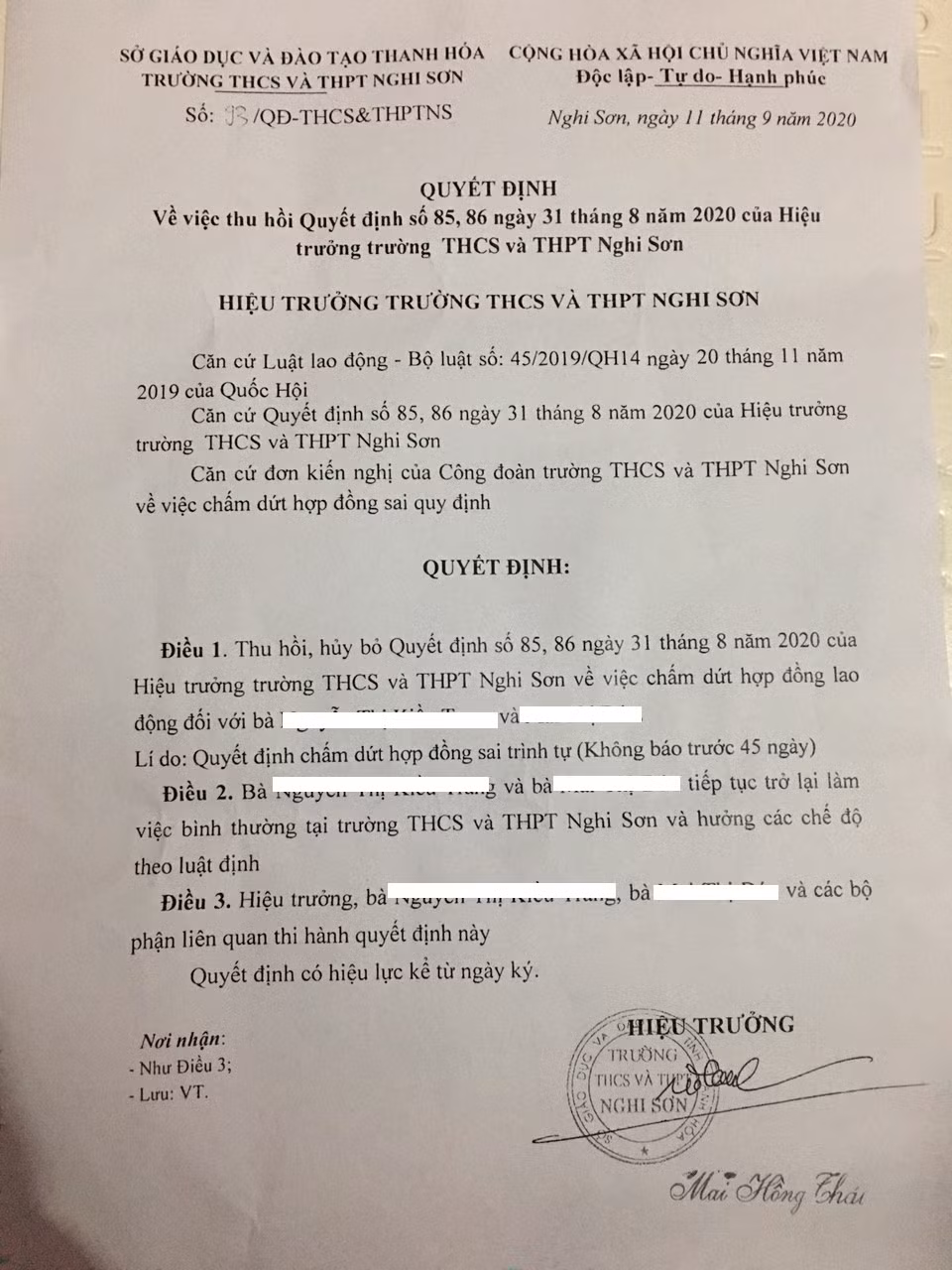 Quyết định thu hồi quyết định chấm dứt hợp đồng trái luật của Hiệu trưởng trường Trung học cơ sở và Trung học phổ thông Nghi Sơn (Thị xã Nghi Sơn, Thanh Hóa). Ảnh: LC Quyết định thu hồi quyết định chấm dứt hợp đồng trái luật của Hiệu trưởng trường Trung học cơ sở và Trung học phổ thông Nghi Sơn (Thị xã Nghi Sơn, Thanh Hóa). Ảnh: LC