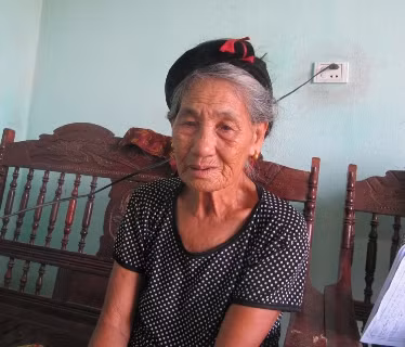 Mẹ Linh (mẹ liệt sỹ Hồ Văn Nuôi) đau đớn khi kể về chuyện người chồng của mình xót con hy sinh nơi đảo xa mà sinh bệnh