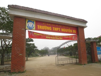 Trường THPT Nguyễn Du (Nghi Xuân, Hà Tĩnh) nơi được cho là xảy ra việc nam sinh đánh dã man nữ sinh trong lớp Trường THPT Nguyễn Du (Nghi Xuân, Hà Tĩnh) nơi được cho là xảy ra việc nam sinh đánh dã man nữ sinh trong lớp