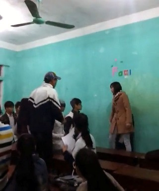 Sự việc chỉ tạm lắng lại khi có một nữ sinh khác can đảm lao vào can ngăn không cho nam sinh kia tiếp tục đánh bạn mình (ảnh cắt từ clip) Sự việc chỉ tạm lắng lại khi có một nữ sinh khác can đảm lao vào can ngăn không cho nam sinh kia tiếp tục đánh bạn mình (ảnh cắt từ clip)