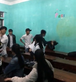 Nam sinh liên tục dồn nữ sinh vào tường và dùng tay đánh vào đầu dã man (ảnh cắt từ clip) Nam sinh liên tục dồn nữ sinh vào tường và dùng tay đánh vào đầu dã man (ảnh cắt từ clip)